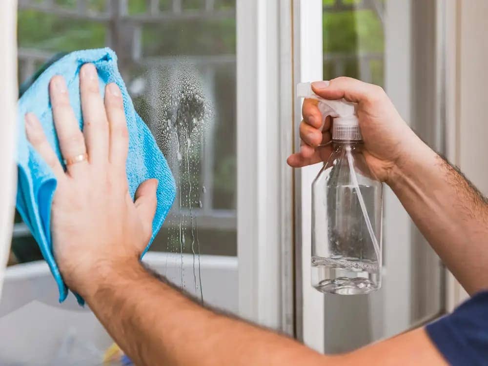 پاککردن شیشهها با استفاده از ملزومات نظافتی